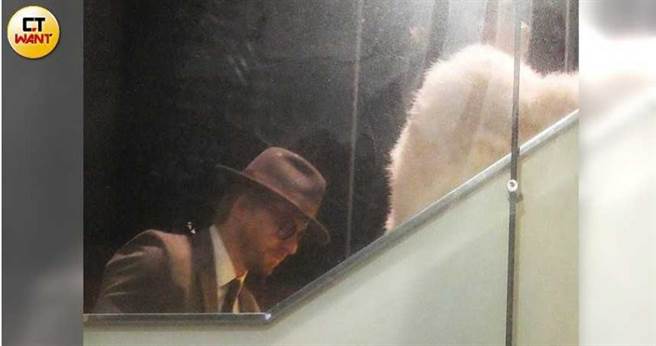 或许是怕未婚妻穿高跟鞋上楼梯危险，法比欧一直在后方紧盯着。（图／本刊摄影组）