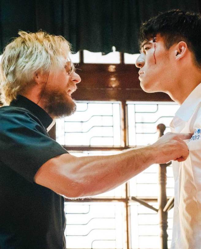 法比欧在国片《刻在你心底的名字》饰演神父，与陈昊森有不少对手戏。（图／翻摄自法比欧脸书）