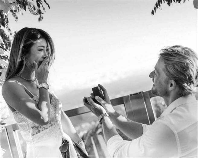 去年8月底法比欧为向Des求婚，全程参与戒指设计，更亲自联络厂商制造。（图／翻摄自法比欧脸书）