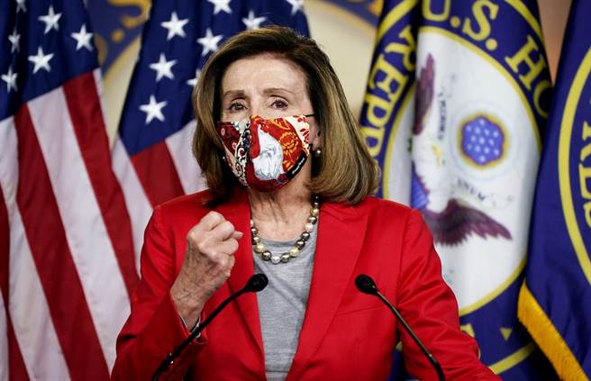 美国新一届国会的议员3日宣誓就任，民主党籍眾议院议长裴洛西获得216票支持，胜过共和党眾议员麦卡锡的209票，裴洛西续任议长。（图／美联社）