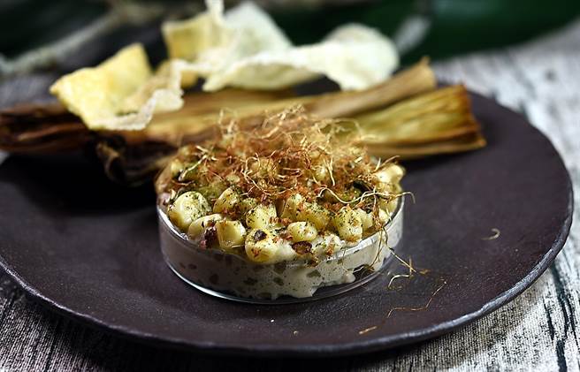 〈VG Encore〉双人套餐前菜〈烟熏〉之一，是以不同状态的玉米共构，包括有：玉米泥脆片、炭烤玉米粒、玉米Foam、炸玉米鬚，并用焦化海苔粉和焦化榛果增加风味与口感。（图／姚舜）