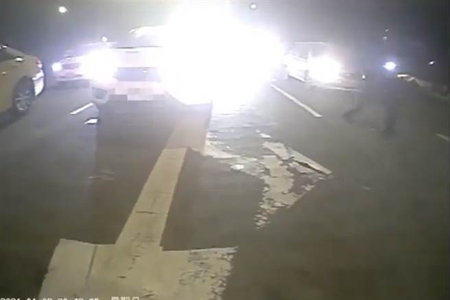 警方對拒檢駕駛逃亡開槍示警。（圖／翻攝畫面）