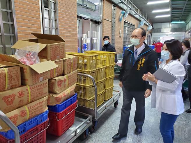 教育局长杨振升今早到惠文国小视察食安监控作业。（台中市政府提供／陈世宗台中传真）