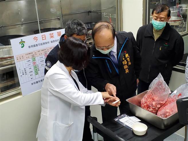 杨振升局长到惠文国小了解乙型受体素简易试剂检测操作。（台中市政府提供／陈世宗台中传真）