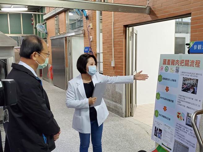 杨振升到惠文国小了解食材验收作业。（台中市政府提供／陈世宗台中传真）