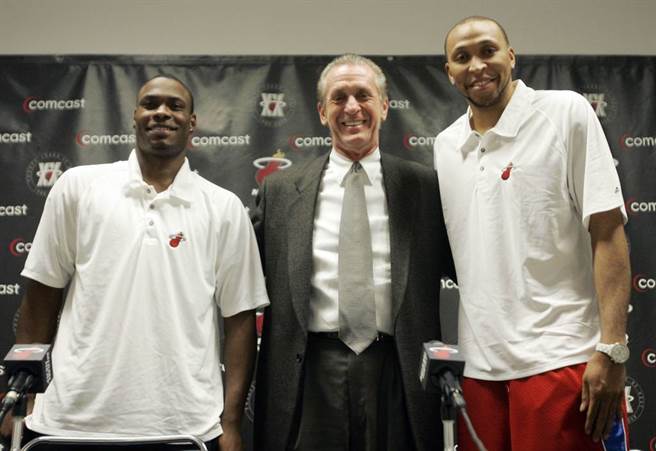 2007-08球季，热火总教练莱里(中)与班克斯(左)、马里安(右)合影。热火季中卖出侠客欧尼尔，换来太阳队的班克斯与马里安，打出队史最差的战绩。（美联社资料照）