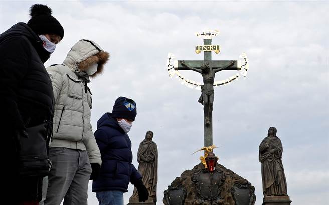 捷克民眾排1公里长啤酒杯 抗议政府防疫政策。(图/路透)