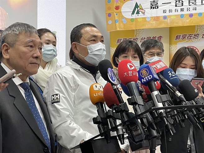 新北市長侯友宜今視察國產豬肉加工廠狀況，對行政院長蘇貞昌喊話，呼籲他趕快在網路上公開有進口、沒進口萊豬的進口商資訊。（記者蔡雯如攝）