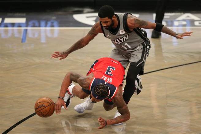 篮网后卫厄文(右)挤掉巫师队毕尔的球，被吹犯规。（路透）