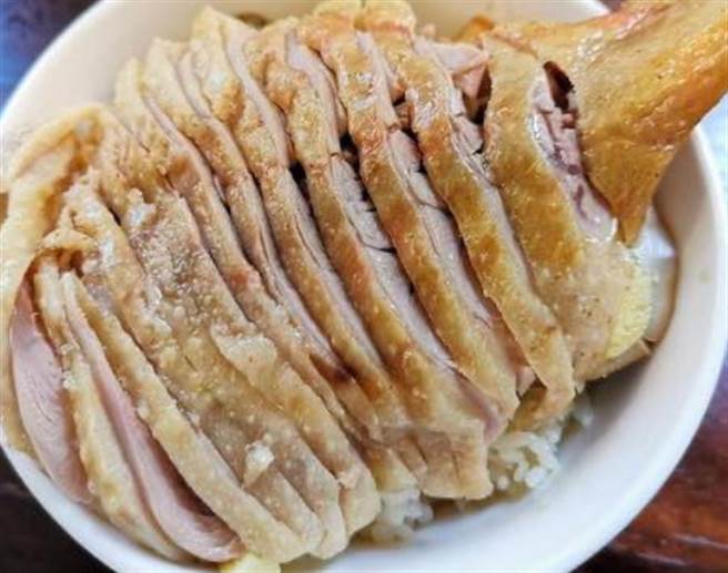 鴨肉飯業者開新粉專躲網友追殺，卻誤用別人家的「萌鴨照」，後果更慘。（翻攝臉書）