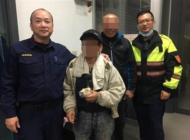 在警方协助下陈姓老翁顺利回家。（太平警分局提供／冯惠宜台中传真）