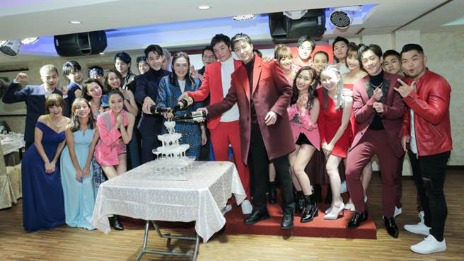 《全明星》庆功姚元浩不舍泪流曝爱车撞墙 李玖哲呆萌反应。（图／中时提供）