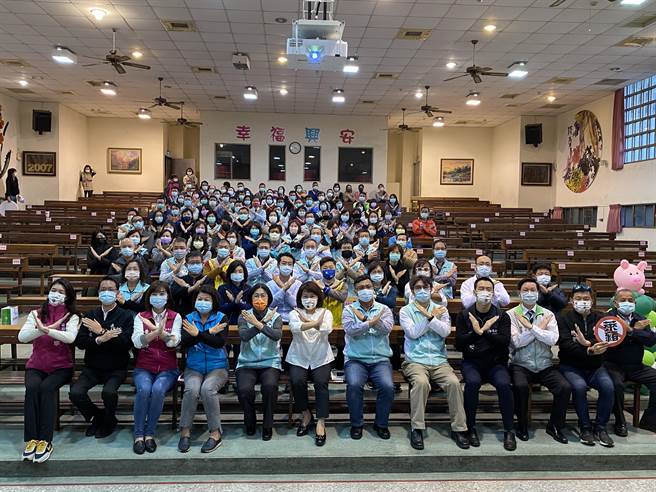 嘉义市长黄敏惠偕市府官员、学校教职员、家长及议员等各界人士宣示拒绝莱肉。（廖素慧摄）