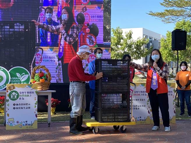 嘉义市教育处与兴安国小演练食安SOP。（廖素慧摄）