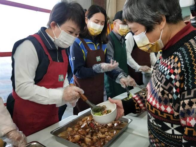 卢秀燕替长者打菜，还细心询问要肥的多一点还是瘦的。（陈淑娥摄）