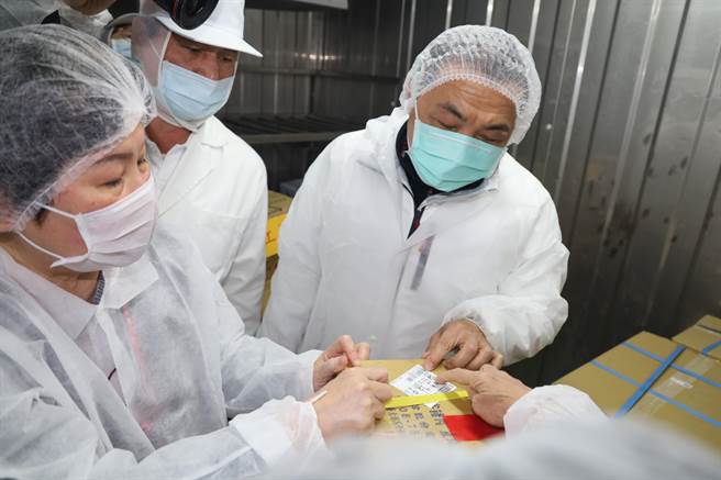 侯友宜进入-18℃肉品储存冻库，查验用于学童午餐的猪肉及其再制品来源凭证，确认产地标。（教育局提供／李俊淇新北传真）