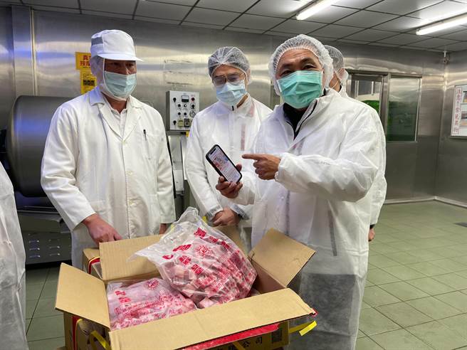 侯友宜现场查核食材登录平臺肉品来源登录正确性。（教育局提供／李俊淇新北传真）