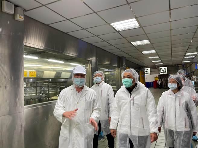 新北市长侯友宜于今年第1个上课日率同卫生局、农业局及教育局前往新北最大营养午餐供应商厂房视察。（教育局提供／李俊淇新北传真）