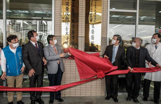 县长杨文科（中左）和台大副校长张上淳（中右）等人为新竹台大分院揭牌。（罗浚滨摄）