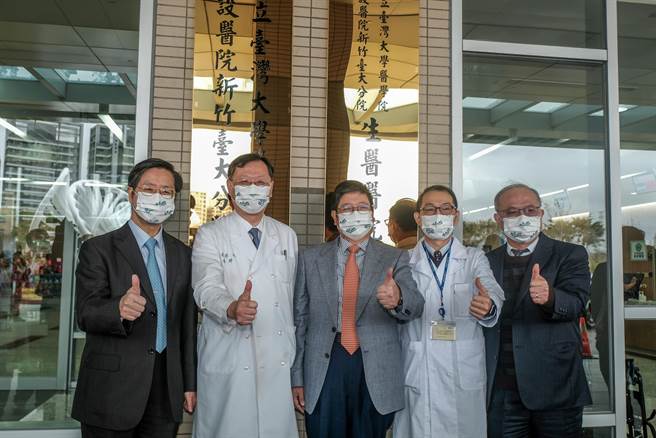 台大副校长张上淳（左至右）、新竹台大分院阢长余忠仁、县长杨文科、新竹台大分院副院长蔡孟昆、台大医院院长吴明贤为新竹台大分院揭牌。（罗浚滨摄）