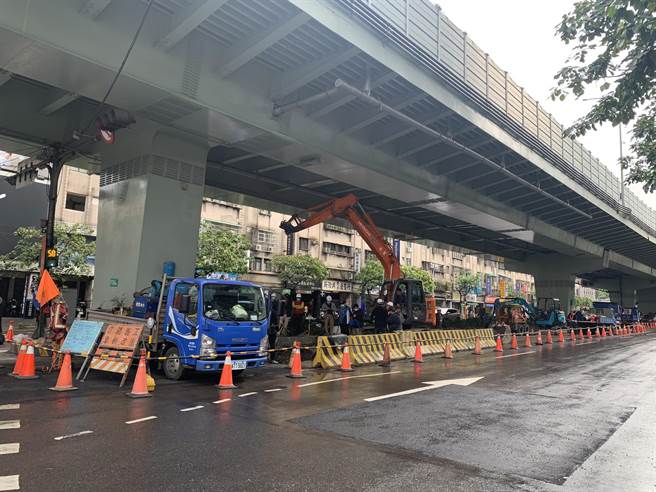 板橋民生路、中山路口地下自來水管破裂，今持續進行搶修。（王揚傑攝）