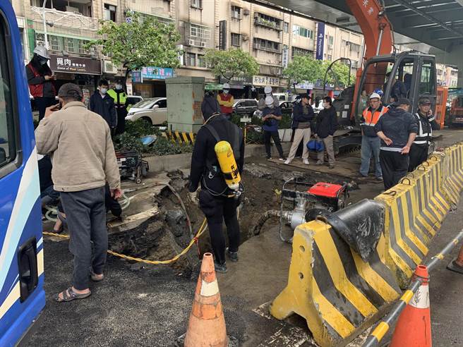 板橋民生路、中山路口地下自來水管破裂，今出動潛水夫進行全面檢查。（王揚傑攝）