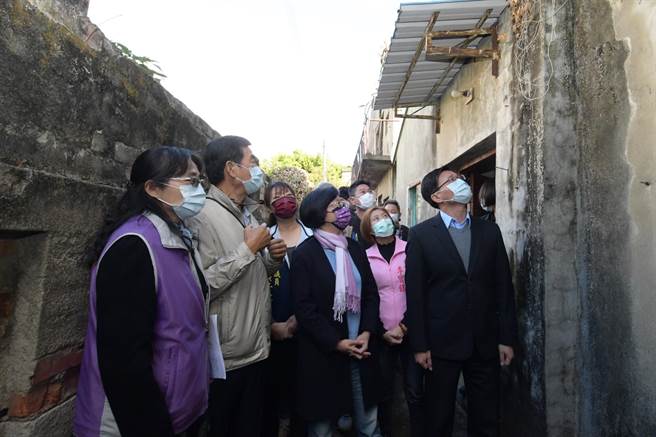 打造八卦山下绿林埋藏一座废墟老眷村中兴庄，彰县府争取国防部和文化部补助，将打造「彰化中兴庄眷村文化园区」，4日上午在现场举行规划说明会。（吴敏菁摄）