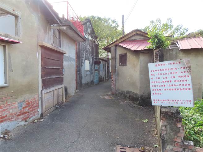 打造八卦山下绿林埋藏一座废墟老眷村中兴庄，彰县府争取国防部和文化部补助，将打造「彰化中兴庄眷村文化园区」，4日上午在现场举行规划说明会。（吴敏菁摄）