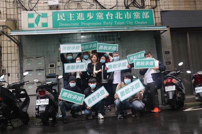 民進黨台北市黨部4日起至8日領表登記，前台北市議員顏聖冠在支持者陪同下，前往黨部領表登記，角逐主委。（摘自顏聖冠臉書）