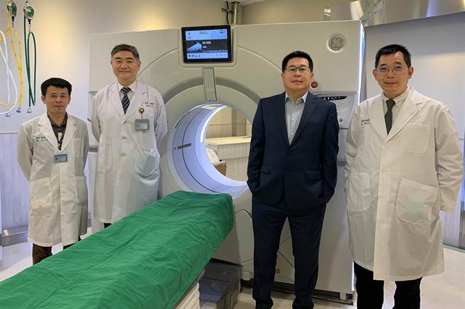 中医大新竹附医院长陈自谅（右二）、副院长阮春荣（右）、医学影像科主任刘昌宪（左）及主秘王键元（左二乡）介绍引进的8K-HD全景宝石电脑断层扫描仪。（罗浚滨摄）