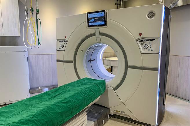 中医大新竹附医引进8K-HD全景宝石电脑断层扫描仪，可在0.28秒完成心臟血管扫描。（罗浚滨摄）