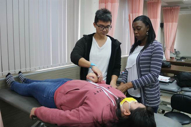 弘光物治系圣文森校友帕卡西那(右)回母校分享开业经验。（陈淑娥摄）