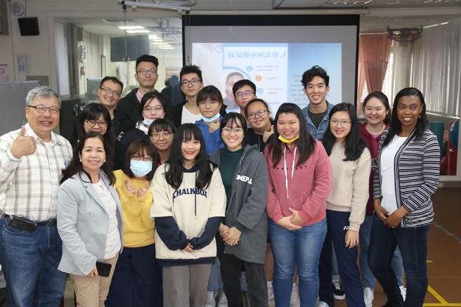 弘光物治系圣文森校友帕卡西那(右一)回母校分享开业经验。（陈淑娥摄）