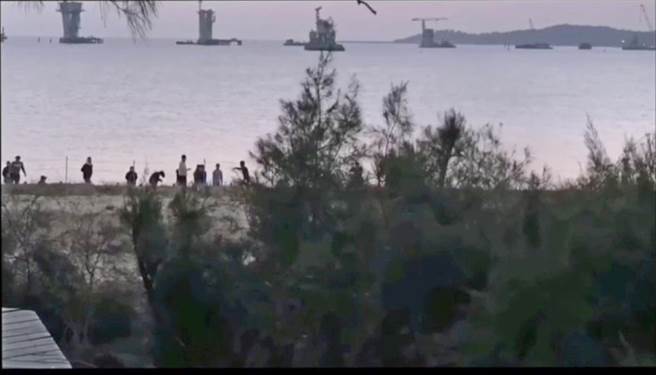 元旦假期传出在国家级重要溼地慈湖一带，游客燃放鞭炮惊吓鸬鹚取乐。（图/翻摄自爆怨公社）