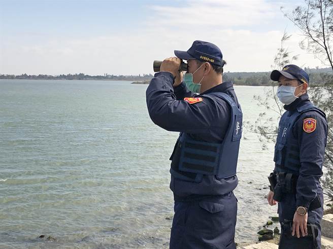 警方在候鸟季节加强巡逻，取缔骚扰野生动物的不当行为。（李金生摄）