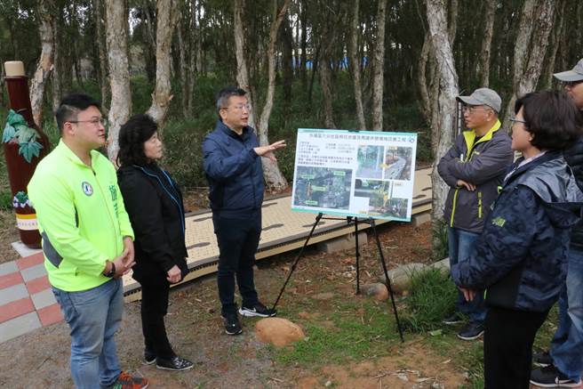 立法院副院长蔡其昌到场视察白千层步道竣工工程。（陈淑娥摄）