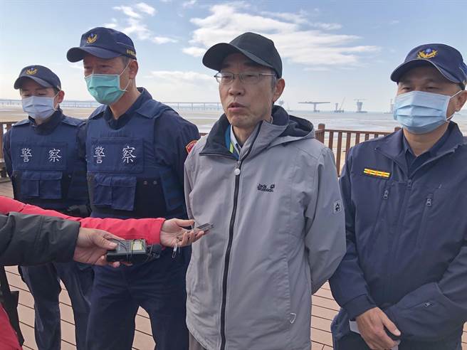 金管处副处长郑瑞昌表示，放鞭炮吓鸟已涉违反国家公园法，最高可处新臺币1万5000元以下罚锾（李金生摄）