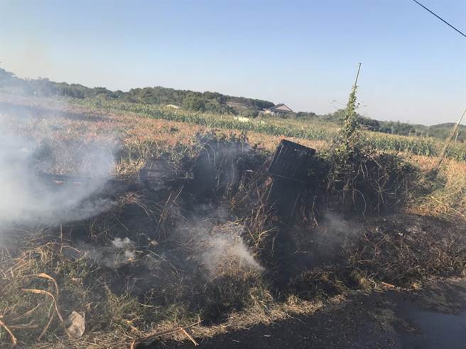 台南市大新丰地区3日下午发生多起杂草火警，让消防人员疲于奔命灌救。（读者提供／李宜杰台南传真）