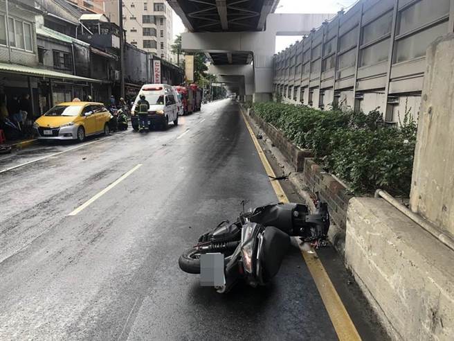机车骑士打滑跌倒后追撞前方一辆计程车，而机车往前滑行50公尺远。（图：民眾提供）