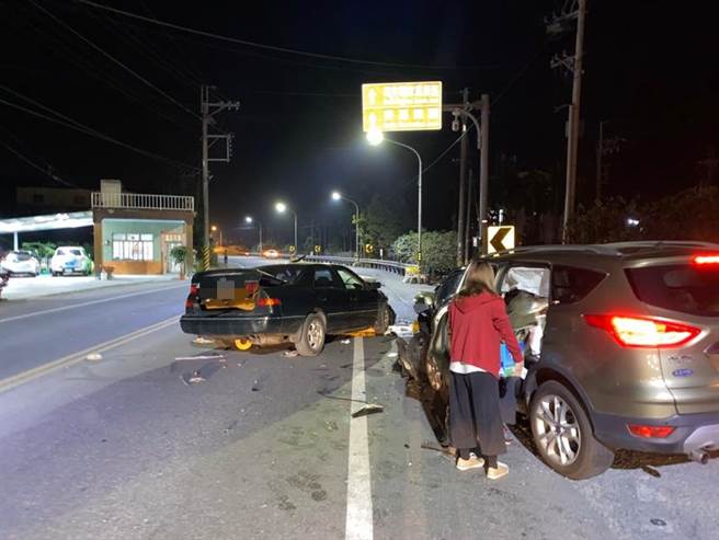 李男酒驾后发生车祸，现场一片混乱。(警方提供)