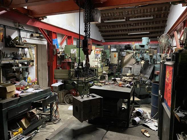 樹林鐵工廠曾姓負責人3日晚間遭上百斤機具壓身，經搶救後不治。（圖由樹林分局提供）