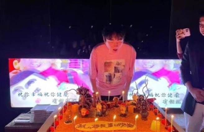 王思聰在豪華遊艇上慶祝33歲生日。(圖/翻攝自微博)