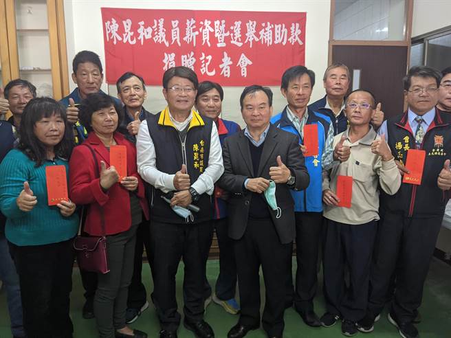 台南市議員陳昆和宣布捐出薪水，今天也當場捐出111萬元給25個單位及團體。（莊曜聰攝）