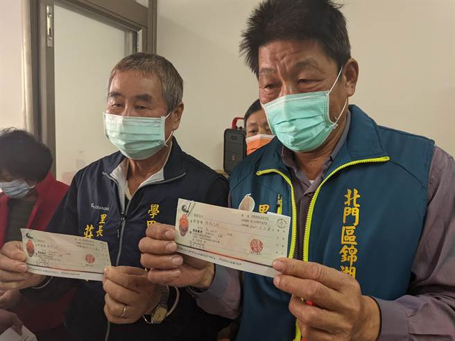 受捐贈的單位展示收到的支票。（莊曜聰攝）