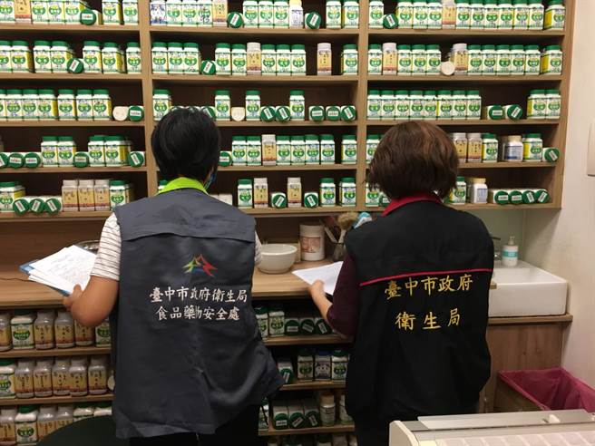 中市去年七月底爆发不肖中医师将铅丹调剂致40人铅中毒案后，台中市卫生局也持续加强中医诊所、中药贩卖业者或药商稽查抽验，严惩不法。（台中市卫生局提供／冯惠宜台中传真）