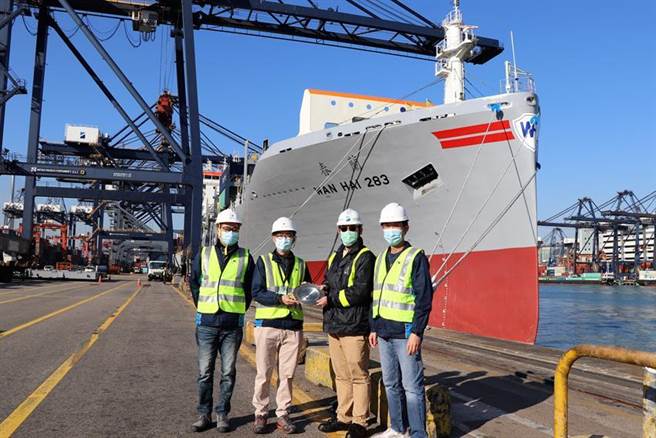 （「蘭春輪」首航香港，港方致贈首航紀念牌。圖／萬海提供）