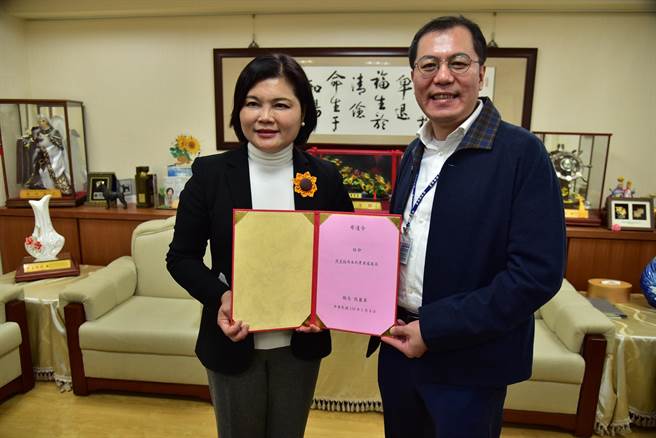 前高雄市农业局长吴芳铭（右），回乡接任云林县农业处长。（张朝欣摄）