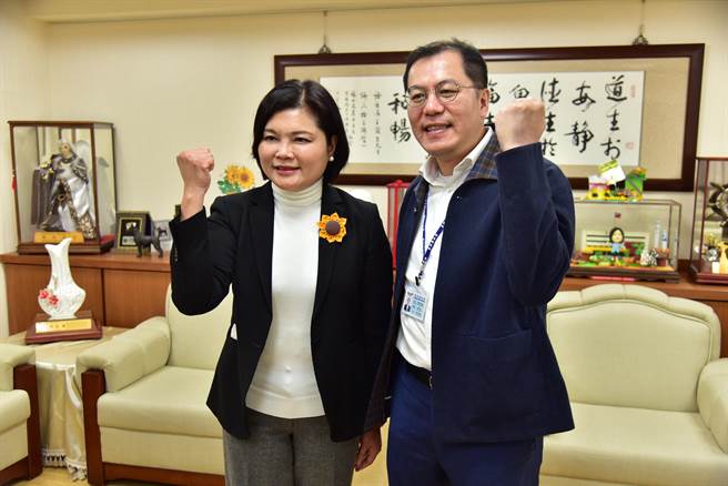 前高雄市农业局长吴芳铭（右），回乡接任云林县农业处长。（张朝欣摄）