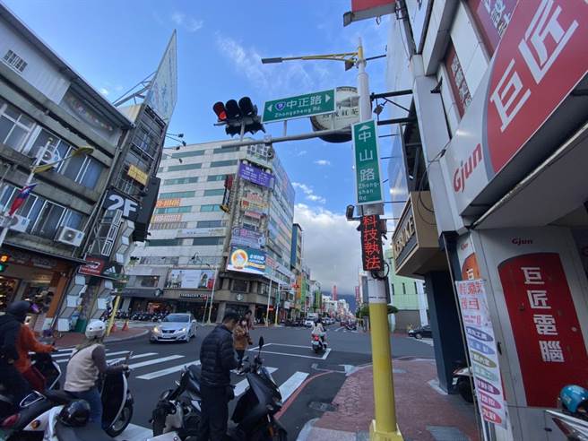 花莲县警局得知中山路沿线店家反弹消息后，将邀集路权单位规划卸货区，而科技执法调整于4月1日正式取缔。（罗亦晽摄）