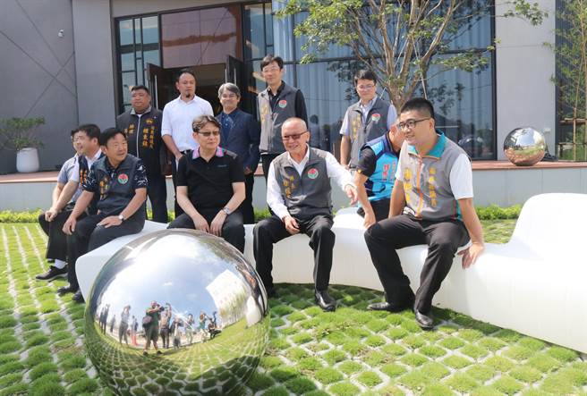 苗栗县政府透过都市设计审议机制，营造有趣的沿街步道亲子空间，推动「不只是人行道」的城市美学移动艺廊。（苗栗县政府提供／何冠娴苗栗传真）